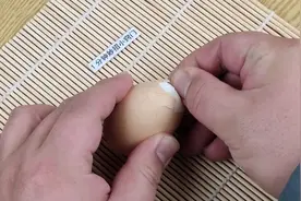剥鸡蛋壳，许多人第一步就错，大厨教你方法，3秒鸡蛋壳轻松脱落视频封面