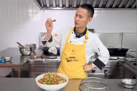 鳄鱼到底好不好吃？厨师长第一次试做，口感像鸡肉，味道却像牛蛙