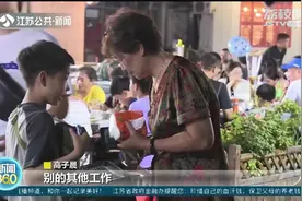 10岁男孩街头体验生活，坚持卖冰棍半个月！母亲：我只负责批发视频封面