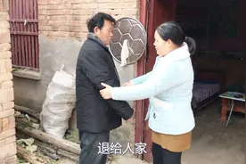 闺女回娘家看单身老爸，给他送新买的棉袄，老爸试穿过后要退掉 视频封面