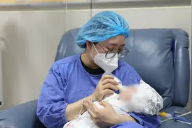 出生不到2斤重！27周早产出生“巴掌婴儿”被成功救治视频封面