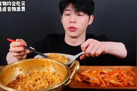 辛拉面这样吃，简直了，加上辣白菜味道真的很赞，有条件可以试试视频封面