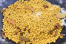 黄豆扔进盐锅里面炒，厨师长分享特色小吃焦豆做法，堪比花生米视频封面