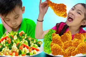 美食大比拼，小男孩觉得蔬菜真难吃，竟然偷吃姐姐的美味炸鸡！视频封面