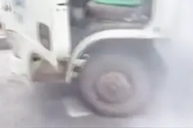载满纸箱货车底部自燃，司机全然不知一路狂奔直到被巡警逼停视频封面