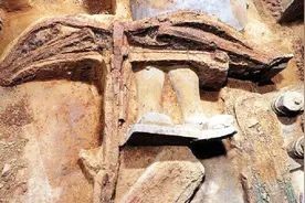 秦兵马俑坑挖出弓弩，檠实物首次出土，专家：射程可远达七八百米视频封面