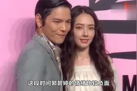 向太当奶奶后首发动态，与老名媛合影C位不变，面色红润心情超好视频封面