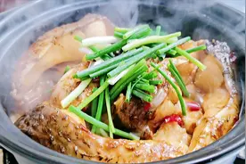 广东名菜砂锅啫啫鱼煲，不加一滴水出锅鲜嫩入味，超解馋视频封面