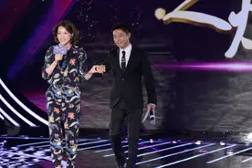 董卿撒贝宁之间的“爱恨情仇”没有顾虑说实话，台下观众沸腾了视频封面