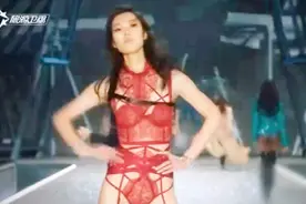 刘雯维密秀上玩捆绑诱惑，一身红色蕾丝内衣，性感还能这么含蓄视频封面