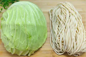 包菜搭配面条，想不到这么好吃，挑食孩子隔三差五点名要吃，真香视频封面