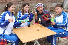 真心话倒饮料挑战，妈妈竟被爆出一个“大秘密”，太搞笑了视频封面