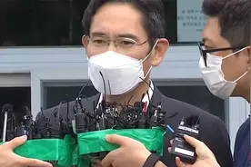 时隔207天重获自由，三星掌门人获假释出狱现场向韩国民鞠躬道歉视频封面