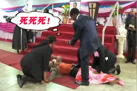 非洲“大仙”帮女孩治妇科病，用脚狂踩女孩肚子，大喊：死死死！视频封面