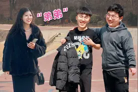 当突然被女生叫“弟弟”，男生们的反应太有趣了视频封面