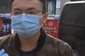 男子深夜醉酒回家，想让保安搀扶送楼下，却要钱才干丨生活这一刻视频封面