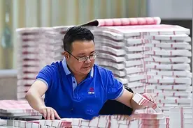 印钞厂员工月薪3000元左右，为啥没人愿意离职，看完总算是明白了视频封面