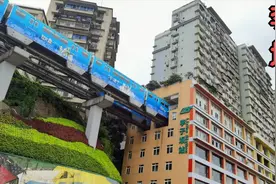 重庆的轻轨穿楼，很震撼视频封面