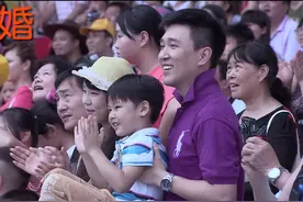 纸婚：丈夫和别的女人有说有笑，没想到妻子在后面看着，一点不慌视频封面