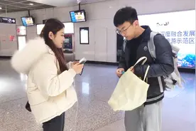 玲儿陪朋友体检，路上被人强制推销产品不让走，最后幸亏城管帮忙视频封面