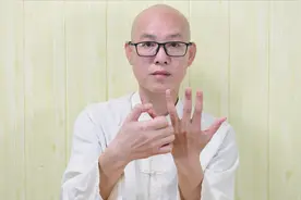 咽喉痛、干痒、吞咽难受，有2个穴位，点按3分钟，喉咙慢慢变舒服视频封面