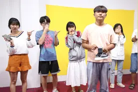老师用“扫描仪”搜手机，同学们各显神通，藏的一个比一个隐蔽视频封面