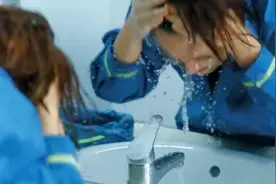 美女没见过自己卸妆，被追到绝路卸了妆，把自己都吓一跳视频封面