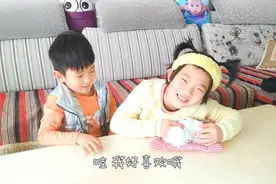 网购仿真猫咪玩具，依萱开心的开启又抱又哄模式，真是少女心爆棚视频封面