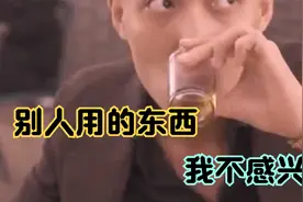 男人吃饭偶遇前女友，被女人的现任出言羞辱反被男孩教训的低了头视频封面
