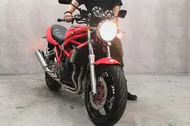铃木街车盗匪400到货，外观声浪全展示，四缸引擎，声浪真不赖视频封面