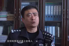 天下：客车司机拒不开门，交警当场破窗进入，不料车内一幕看愣了视频封面