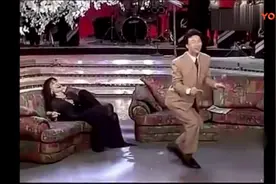 费玉清真是歌舞双绝，这屁股翘到天上去了！女嘉宾在台下笑疯了视频封面