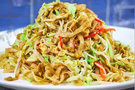 大厨分享家常炒饼丝做法，口感劲道，鲜香味美，比饭店卖的还好吃视频封面