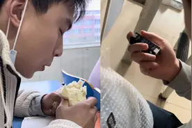男生每天吃馒头省钱给女友买礼物，看到最后网友直呼：双向奔赴视频封面