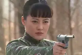 彩霞原来是潜藏内奸暴揍二大高手，姑娘无奈出手神枪绝技打死内奸视频封面