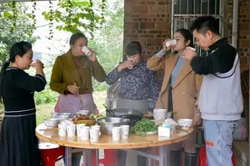 托尼朋友来家里玩，还自己买菜过来吃，好久没这么热闹了视频封面