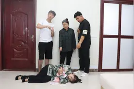 大妈救晕倒女孩回家，女孩却拿走她所有积蓄，5年后福报来了视频封面