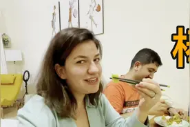 当老外第一次吃中餐，尝一口水煮鱼眼都瞪圆了：中国菜太神奇了！视频封面