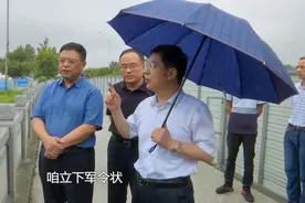 问政追踪丨11处黑臭水体治理慢,菏泽市长:不能让一滴污水进入湖里视频封面