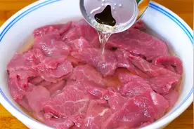 炒牛肉时，切记不要放盐和料酒腌制，教你正确方法，肉不老不柴！