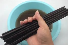 洗筷子不用洗洁精，教你清洗妙招，多脏多旧的筷子洗完跟新的一样