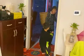 奶奶一气之下要回乡下，孙子门口这样挽留她，网友：这孙子没白疼视频封面