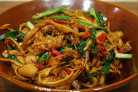 五花肉烧笋丝的家常做法，简单易学，味道鲜美，香辣入味脆爽可口视频封面