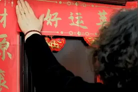 过年贴春联，别用胶水了，祖辈都用淀粉加白糖，平整还不掉，实用视频封面