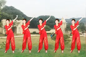 广场舞《小苹果》神曲百听不厌，舞蹈活泼俏皮，简单动感易学！视频封面