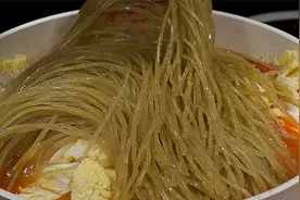 红薯粉丝怎么做简单又好吃？分享一种农家特色吃法，软糯又下饭视频封面