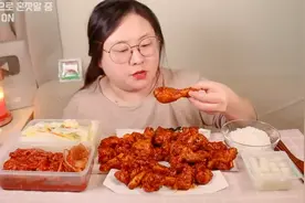 【韩国吃播|眼镜妹】一口炫鸡腿！越看越可爱！！想迷糊了视频封面