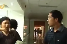 女儿撞见父亲私会小三，两人搂抱亲密走进房间，女儿崩溃了视频封面