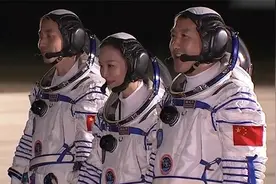 翟志刚口号嘹亮“报告首长”！神十三3名航天员从容招手登上塔架视频封面