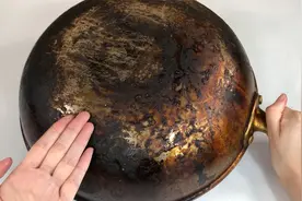 不管锅底油垢多脏，简单一招，油污自己融化掉下来，锅底立马干净视频封面